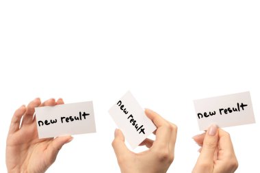 Yeni zihniyet - beyaz arka planda izole edilmiş bir kadının elindeki bir karttaki yeni sonuç metni.  