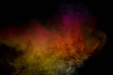 Siyah arka planda turuncu ve kırmızı buhar. Boşluğu kopyala.