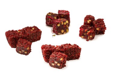 Nar ve fındıklı tatlı rulo, Türk tatlıları. Türk rahat beyaz zemin üzerinde izole.