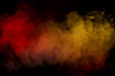 Siyah arka planda turuncu ve kırmızı buhar. Boşluğu kopyala.