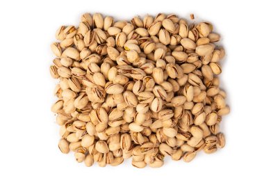 Beyaz arka planda izole edilmiş lezzetli fıstıklar..