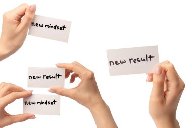 Yeni zihniyet - beyaz arka planda izole edilmiş bir kadının elindeki bir karttaki yeni sonuç metni.  