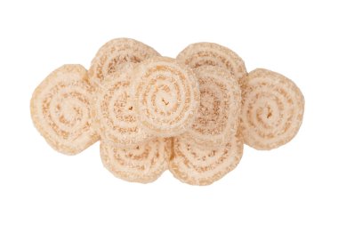 Hindistan cevizli şekerlemeler beyaz arka planda izole edilmiş.. 