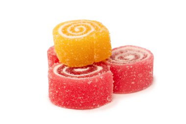 Beyaz arka planda izole edilmiş jöleli şeker rulosu. Marmelat şekeri.