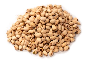 Beyaz arka planda izole edilmiş lezzetli fıstıklar..