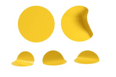 Yuvarlak sarı etiketler, beyaz arka planda izole edilmiş boş etiketler. Üst görünüm. 