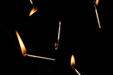 Siyah bir arkaplanda ışık ve düşüş eşleşmesi. 