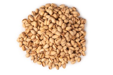 Beyaz arka planda izole edilmiş lezzetli fıstıklar..