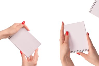 Kırmızı tırnaklı kadınların elinde boş beyaz kağıt olan bir defter. Boşluğu kopyala. 