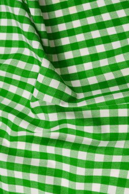 Yeşil peçete beyaz arka planda izole edilmiş. Boşluğu kopyala. 