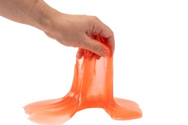 Kırmızı sümüklü oyuncak insan eliyle beyaza izole edilmiş. Üst görünüm. 