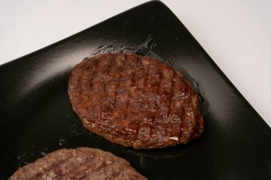 Siyah arka planda kıymalı pirzola..