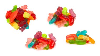 Beyaz arka planda izole edilmiş çeşitli renkli jelibon şekerler. Üst Manzara. Jöleli şekerler.