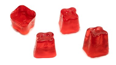 Beyaz arka planda izole edilmiş tatlı meyve jölesi.. 