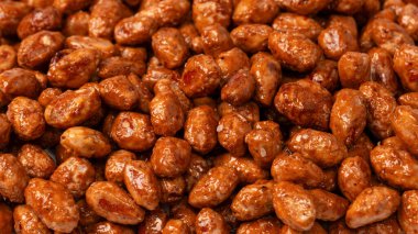 Arka planda lezzetli kavrulmuş fıstık var.. 