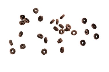 Çikolata halkaları gevrekleri bir kaseye dökülür. Kahvaltıda. Beyaz bir arkaplanda izole edilmiş. 