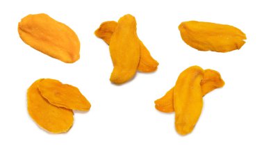 Beyaz arka planda izole edilmiş kuru, lezzetli mango dilimleri. Üst görünüm. 