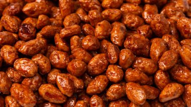 Arka planda lezzetli kavrulmuş fıstık var.. 