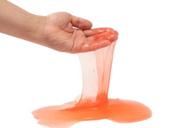 Kırmızı sümüklü oyuncak insan eliyle beyaza izole edilmiş. Üst görünüm. 