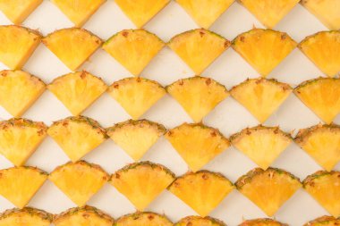 Beyaz arka planda ananas sulu sarı dilimler. Üst görünüm.