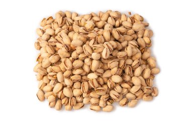 Beyaz arka planda izole edilmiş lezzetli fıstıklar..