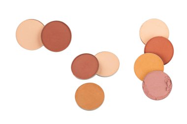 Makyaj malzemeleri. Göz farı ezilmiş palet, beyaz arka planda izole edilmiş renkli göz farı tozu..