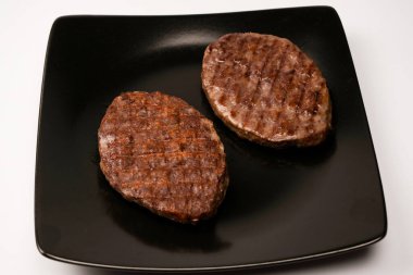 Siyah arka planda kıymalı pirzola..