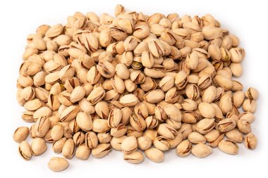 Beyaz arka planda izole edilmiş lezzetli fıstıklar..