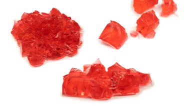 Beyaz arka planda izole edilmiş tatlı meyve jölesi. Jelatin küpleri.