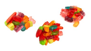 Beyaz arka planda izole edilmiş çeşitli renkli jelibon şekerler. Üst Manzara. Jöleli şekerler.