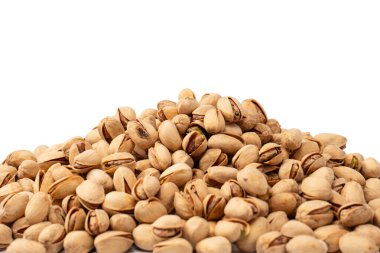 Beyaz arka planda izole edilmiş lezzetli fıstıklar..