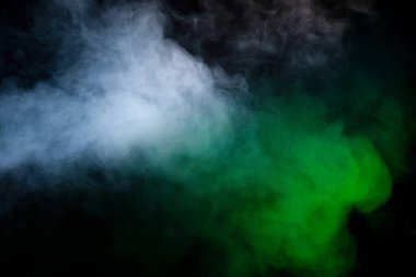 Siyah arka planda mavi ve yeşil buhar. Boşluğu kopyala.