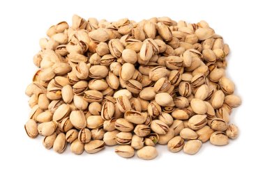 Beyaz arka planda izole edilmiş lezzetli fıstıklar..