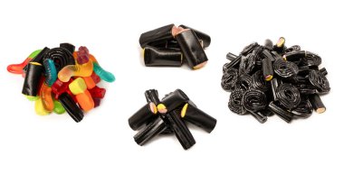 Beyaz arka planda izole edilmiş çeşitli renkli jelibon şekerler. Üst Manzara. Jöleli şekerler.