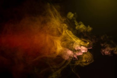 Siyah arka planda turuncu ve kırmızı buhar. Boşluğu kopyala.