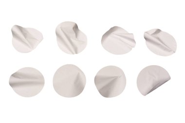 Yuvarlak beyaz etiketler, beyaz arka planda izole edilmiş boş etiketler. Üst görünüm. 