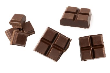 Beyaz bir arka plan üzerinde izole çikolata. 