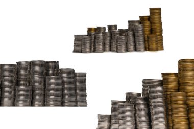 Beyaz arka planda izole edilmiş bozuk para yığını. Bankacılık ve para. 