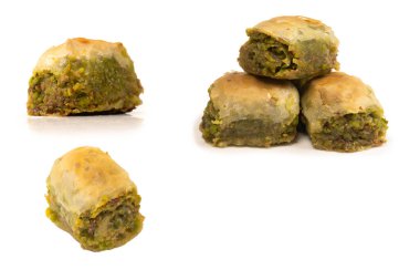 Türk fıstıklı baklavası beyaz zemin üzerinde izole edilmiş. 