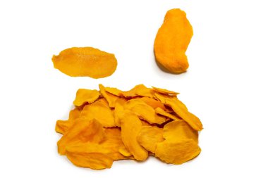 Beyaz arka planda izole edilmiş kuru, lezzetli mango dilimleri. Üst görünüm. 
