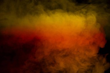 Siyah arka planda sarı buhar. Boşluğu kopyala.