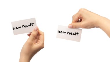 Yeni zihniyet - beyaz arka planda izole edilmiş bir kadının elindeki bir karttaki yeni sonuç metni.  