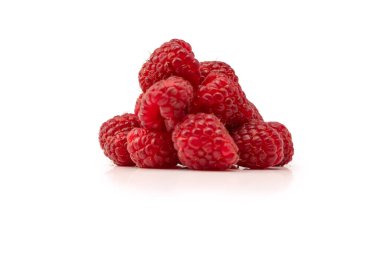 Beyaz arka planda izole edilmiş taze ahududu. Üst görünüm. 