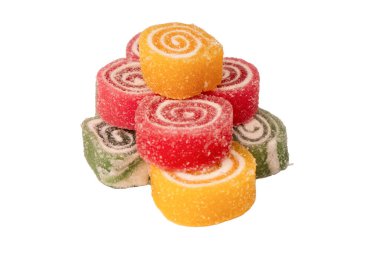 Beyaz arka planda izole edilmiş jöleli şeker rulosu. Marmelat şekeri.