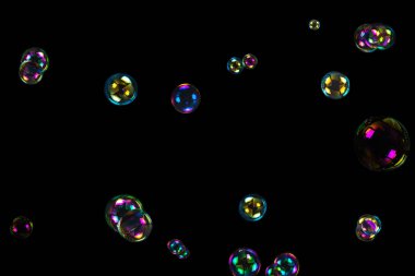 Sabun köpükleri siyah arka planda izole edilmiş. Boşluğu kopyala. 