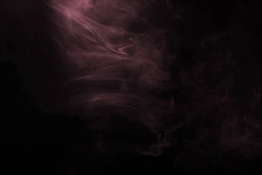 Siyah arka planda yeşil ve pembe buhar. Boşluğu kopyala.