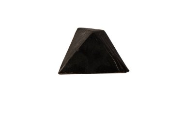 Değerli taşlar şeklinde çikolata şekerlemeleri, beyaz bir arka planda izole edilmiş mermer desenli.. 