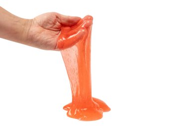 Kırmızı sümüklü oyuncak insan eliyle beyaza izole edilmiş. Üst görünüm. 