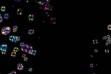 Sabun köpükleri siyah arka planda izole edilmiş. Boşluğu kopyala. 