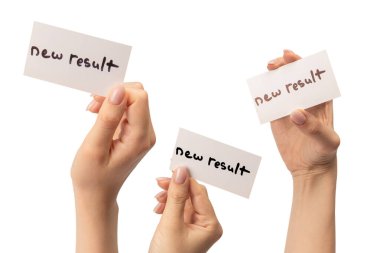 Yeni zihniyet - beyaz arka planda izole edilmiş bir kadının elindeki bir karttaki yeni sonuç metni.  